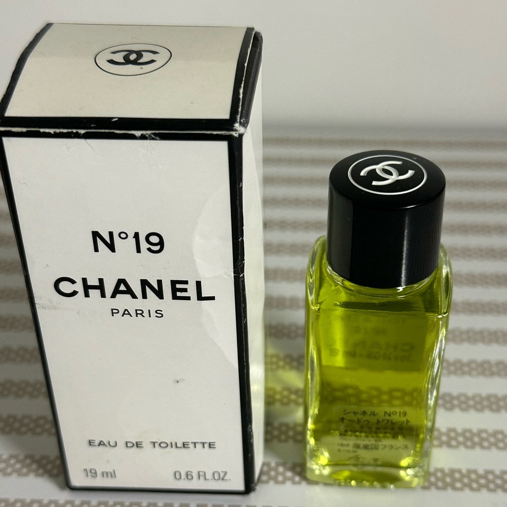 Chanel N19 Perfume - Picture 4 of 4